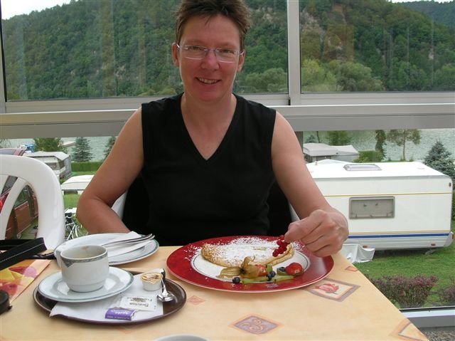 palatschinkenmitmarillenmarmeladeenversfruit.jpg
